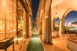 - un balcon avec vue sur la ville la nuit dans l'établissement Hotel Sahrai, à Fès