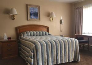 Postel nebo postele na pokoji v ubytování Bristlecone Motel