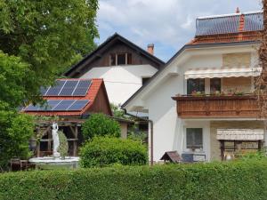 una casa con paneles solares en el techo en APARTMA SVETINA, en Bled