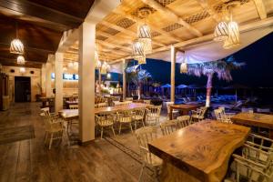 Restaurace v ubytování Jacksons sea view living + 9 fotografií