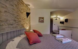 a bedroom with a bed with two pillows on it at Chambres d'Hôtes Les Fleurettes en Baie Du Mont Saint Michel in Saint-Marcan