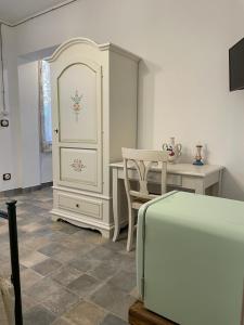 a room with a table and a white cabinet and a dining room at Bàcula Nzícula Marzamemi in Marzamemi