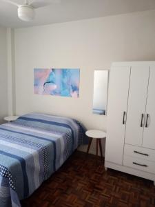 - une chambre avec un lit et une armoire blanche dans l'établissement Apartamento 3 Qts Superconfortavel em Itapoã., à Vila Velha