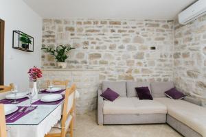 Posezení v ubytování Modern traditional apartment w patio near beach + 10 fotografií