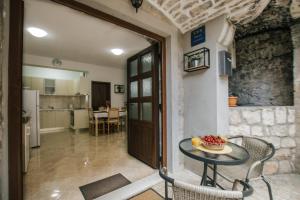 Kuchyň nebo kuchyňský kout v ubytování Modern traditional apartment w patio near beach