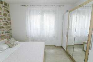 Postel nebo postele na pokoji v ubytování Modern traditional apartment w patio near beach