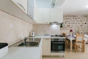 Kuchyň nebo kuchyňský kout v ubytování Modern traditional apartment w patio near beach