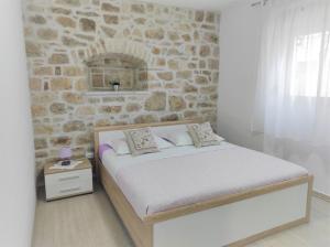 Postel nebo postele na pokoji v ubytování Modern traditional apartment w patio near beach