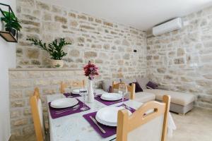Posezení v ubytování Modern traditional apartment w patio near beach