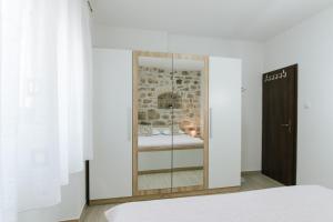 Postel nebo postele na pokoji v ubytování Modern traditional apartment w patio near beach