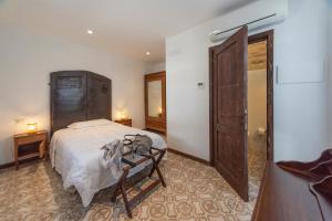 una camera con letto e porta in legno di Dimora Morello a Poggio Morello