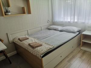 un letto con due cuscini sopra in una stanza di Corner a Mielno