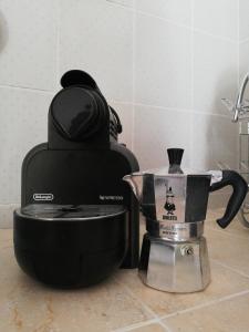 un bollitore per tè e un frullatore su un bancone della cucina di Casa vacanze Ombretta a Ponza