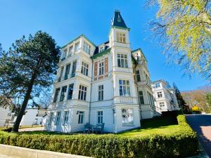 ヘリングスドルフにあるVilla Schlossbauer - Ferienwohnung 12の大白い家屋