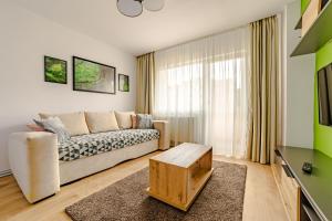 O zonă de relaxare la Mid-Term Rental Racadau Apartment