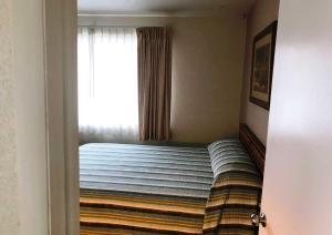 Postel nebo postele na pokoji v ubytování Bristlecone Motel