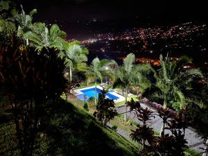 - Vistas a un complejo con palmeras por la noche en Finca Hotel Tierra Verde, en Girardota