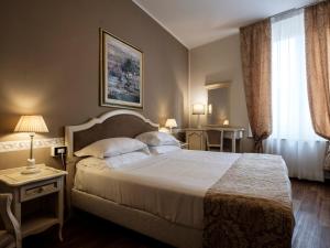 A bed or beds in a room at Hotel Accademia