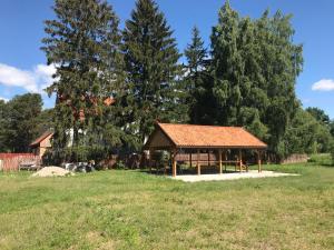 Zahrada ubytování Gościniec Twoje Mazury nad jeziorem Śniardwy tuż obok plaży