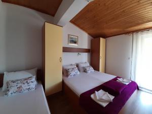 Posteľ alebo postele v izbe v ubytovaní Apartmani Tomić