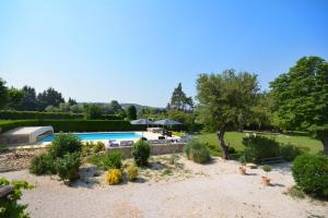een afbeelding van een tuin met een zwembad bij chambres d hotes Le Mas Julien piscine chauffée adult only in Orange