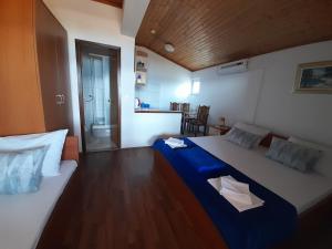 Posteľ alebo postele v izbe v ubytovaní Apartmani Tomić
