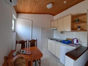 Kuchyňa alebo kuchynka v ubytovaní Apartmani Tomić + 32 fotografií