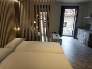 Łóżko lub łóżka w pokoju w obiekcie Apartamentos Turísticos y Habitaciones Cidade Vella by Bossh! Hotels