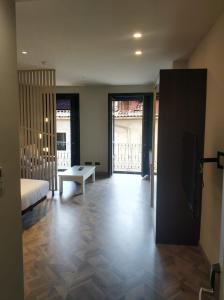 Pokój z łóżkiem, telewizorem i stołem w obiekcie Apartamentos Turísticos y Habitaciones Cidade Vella by Bossh! Hotels w mieście Ourense