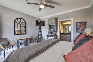 1 dormitorio con 1 cama, mesa y sillas en Cozy Auburn Studio Less Than 1 Mile to University! en Auburn