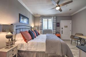 Cozy Auburn Studio Less Than 1 Mile to University! في أوبورن: غرفة نوم بسرير ومروحة سقف