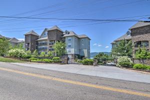 Imagen de la galería de Waterfront Bean Station Condo with Balcony and Views!, en Bean Station