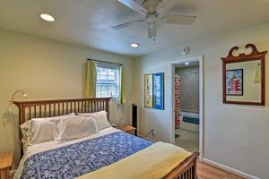 En eller flere senge i et værelse på Cozy Galveston Apartment with Private Beach Pass!