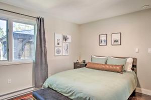 En eller flere senge i et værelse på Private Evergreen Hideaway with Deck and Mtn View