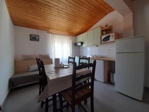 Kuchyňa alebo kuchynka v ubytovaní Apartmani Tomić
