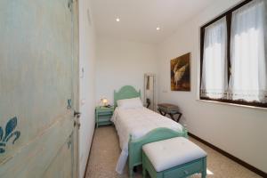 een kleine slaapkamer met een bed en een raam bij Dimora Morello in Poggio Morello