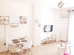 Televízia a/alebo spoločenská miestnosť v ubytovaní MAGENTA RUBY #DTerra Apartments# FREE PRIVATE PARKING!!