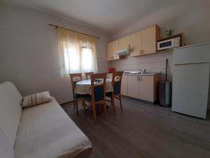 Kuchyňa alebo kuchynka v ubytovaní Apartmani Tomić