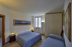 - une chambre avec un lit bleu et une fenêtre dans l'établissement Varenna Perfect Place 2 Suites, à Varenna