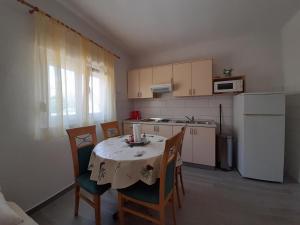Kuchyňa alebo kuchynka v ubytovaní Apartmani Tomić