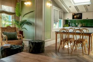 a kitchen with a table and chairs and a counter at Apartamentos Boutique Fuente Real in Comillas