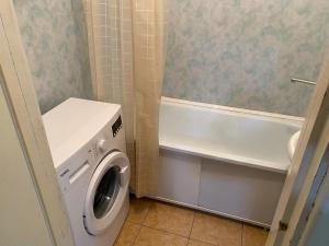 y baño pequeño con lavadora y secadora. en Apartments on Otradnaya 79, en Ulyanovsk