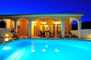 Bazén v ubytování Villa Vanilla with Heated Pool nebo v jeho okolí