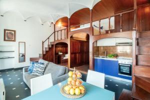 - un salon avec un canapé et une table avec un bol de fruits dans l'établissement Pearl by PortofinoHomes, à Portofino