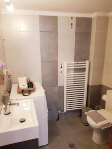 Kúpeľňa v ubytovaní MAGENTA RUBY #DTerra Apartments# FREE PRIVATE PARKING!!