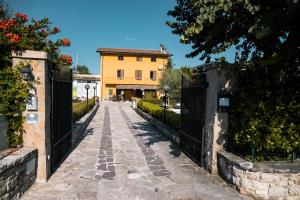 a driveway leading to a house with a gate at Il Riparo in Guardialfiera