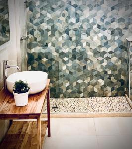 un bagno con lavandino e doccia di CASA LOCA Intera casa a due passi da Porta San Biagio a Lecce
