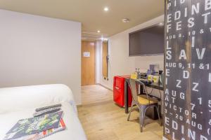 Kuchyň nebo kuchyňský kout v ubytování Stay Central Hotel