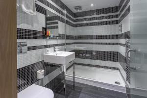 Koupelna v ubytování Stay Central Hotel