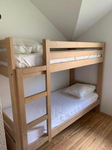 Двухъярусная кровать или двухъярусные кровати в номере APPARTEMENT À LA MONTAGNE à LA MEIJE BLANCHE